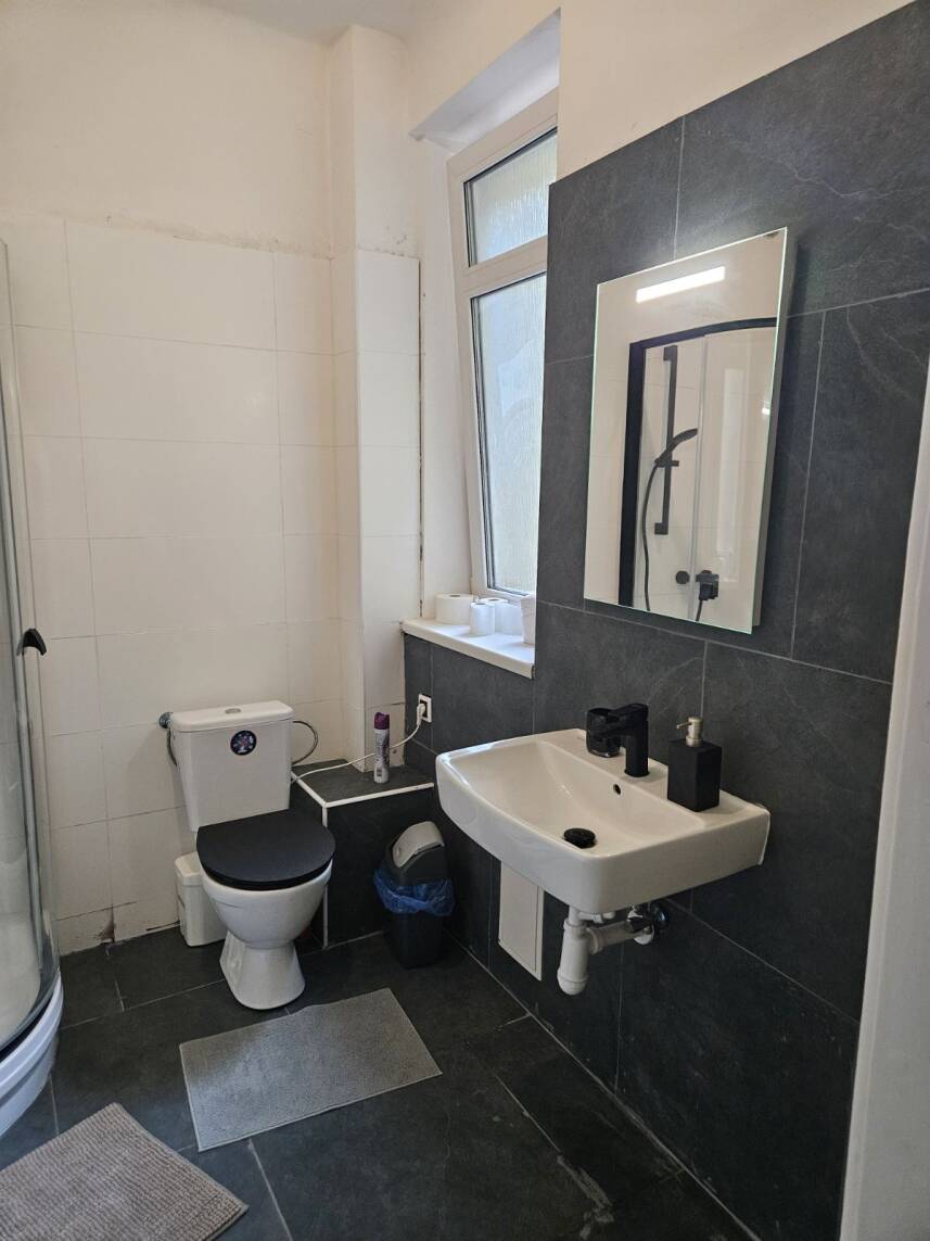 1 - Economy Triple Room with Shared Bathroom Photo 1