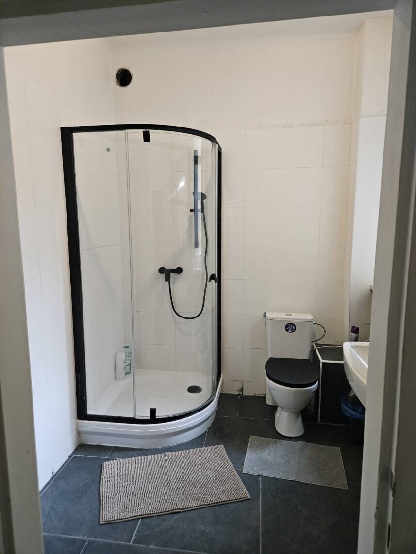 1 - Economy Triple Room with Shared Bathroom Photo 2