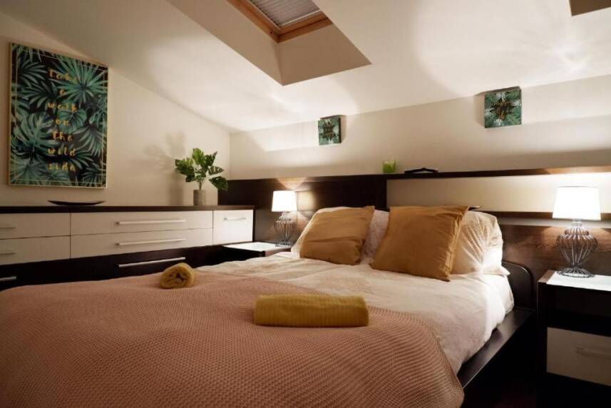 In the city centre with St.Peter's cathedral view and parking Photo 1