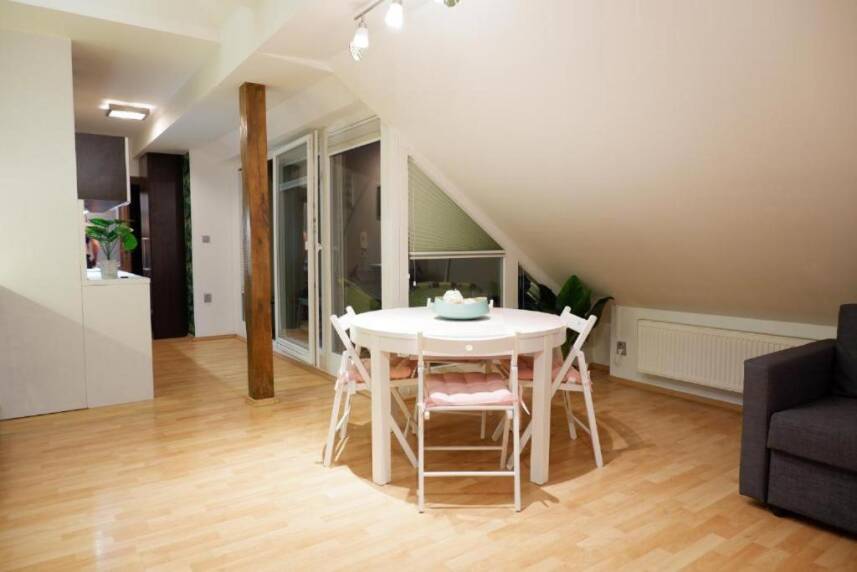 In the city centre with St.Peter's cathedral view and parking Photo 1