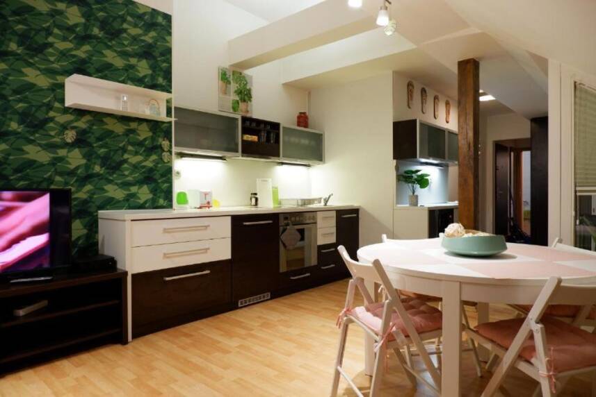 In the city centre with St.Peter's cathedral view and parking Photo 5