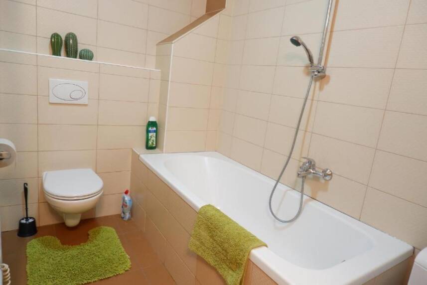 In the city centre with St.Peter's cathedral view and parking Photo 7