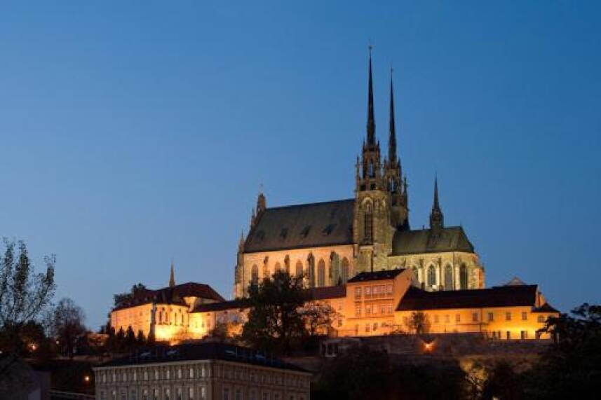 In the city centre with St.Peter's cathedral view and parking Photo 9