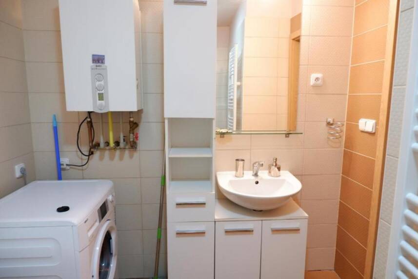 In the city centre with St.Peter's cathedral view and parking Photo 12