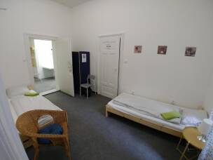 Photo Two-room unit with private bathroom and kitchenette