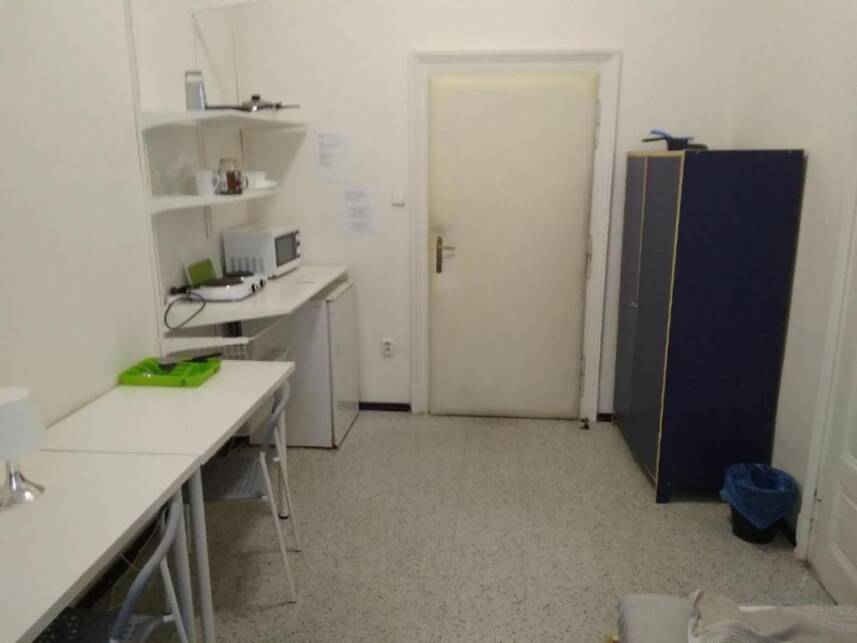 Two-room unit with private bathroom and kitchenette Photo 2