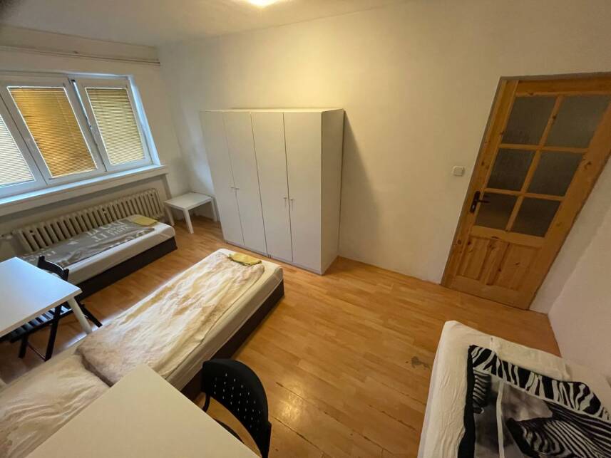 Prostorný třílůžkový pokoj – Skvělá lokalita u BVV Photo 6
