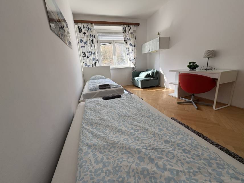 Twin Room Photo 11
