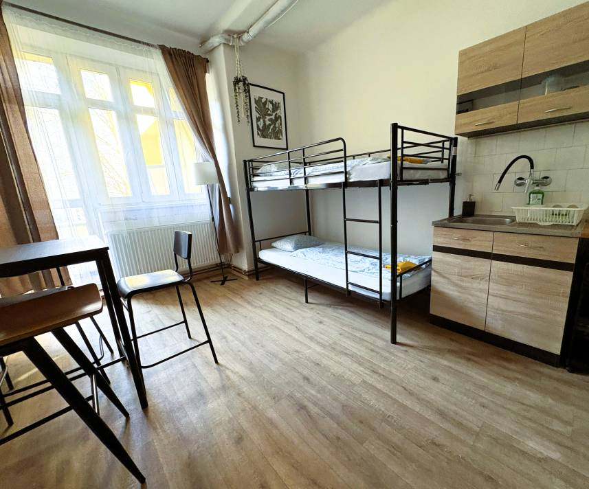 1 - Třílůžkový pokoj Economy se sdílenou koupelnou Photo 10