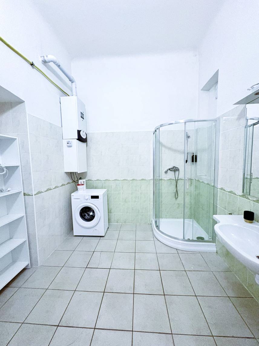 Čtyřlůžkový pokoj s balkonem a výhledem na ulici Photo 14