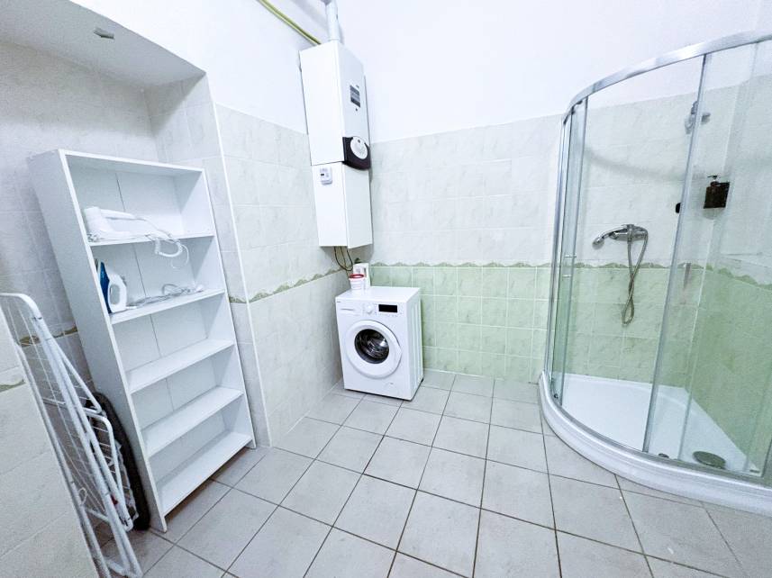 Čtyřlůžkový pokoj s balkonem a výhledem na ulici Photo 15