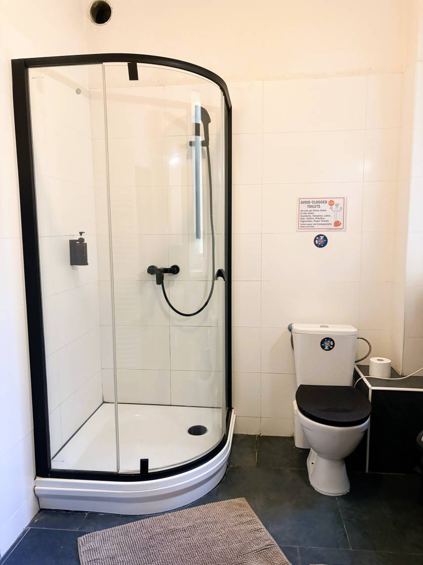 1 - Třílůžkový pokoj Economy se sdílenou koupelnou Photo 10